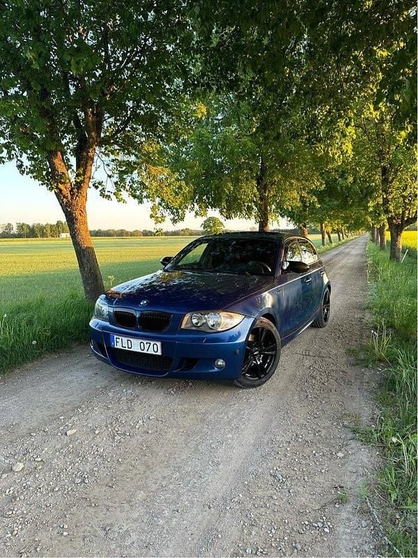 Blå Begagnad 2007 BMW 120 Advantage Halvkombi | 79 000 kr (Lite dyr) - Bild 1/4