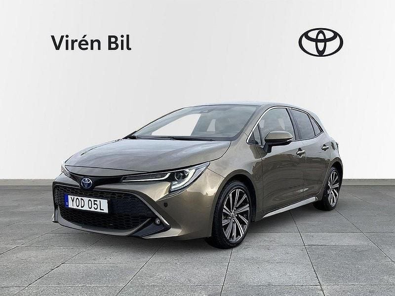 Grön Begagnad 2022 Toyota Corolla Hybrid Style Halvkombi | 239 000 kr (Marknadspris) - Bild 1/4