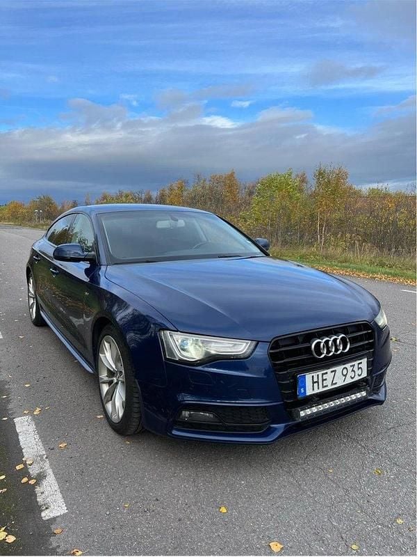 Blå Begagnad 2015 Audi A5 Sportback S-Line Halvkombi | 100 000 kr (Superpris) - Bild 1/4