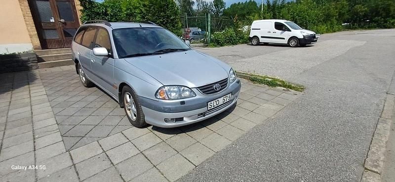 Silver Begagnad 2001 Toyota Avensis Kombi | 19 500 kr - Bild 1/4