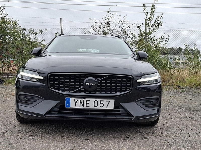 Svart Begagnad 2019 Volvo V60 Momentum Kombi | 240 000 kr (Marknadspris) - Bild 1/4