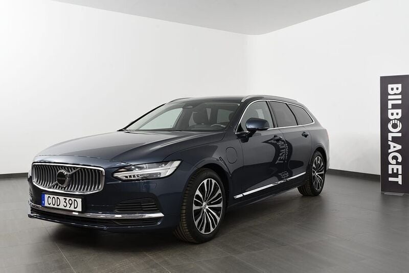 Mörkblå (blå) Begagnad 2023 Volvo V90 Core Kombi | 429 800 kr (Marknadspris) - Bild 1/4