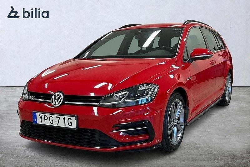 Röd (tornado red) Begagnad 2019 VW Golf VII R-line Kombi | 229 800 kr (Marknadspris) - Bild 1/4