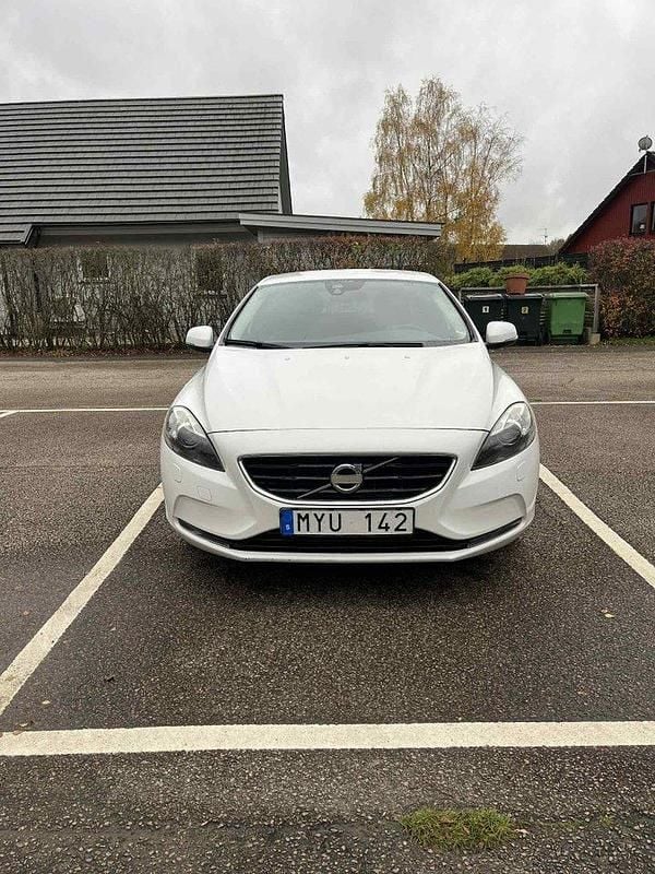 Vit Begagnad 2013 Volvo V40 Momentum Halvkombi | 89 000 kr (Marknadspris) - Bild 1/4