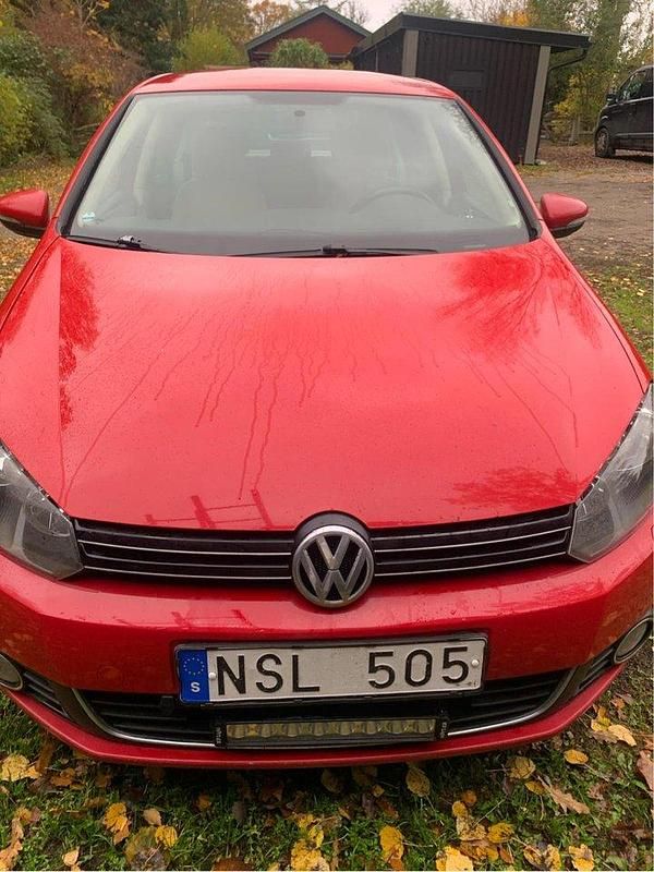 Röd Begagnad 2011 VW Golf VI Halvkombi | 73 000 kr (Marknadspris) - Bild 1/4