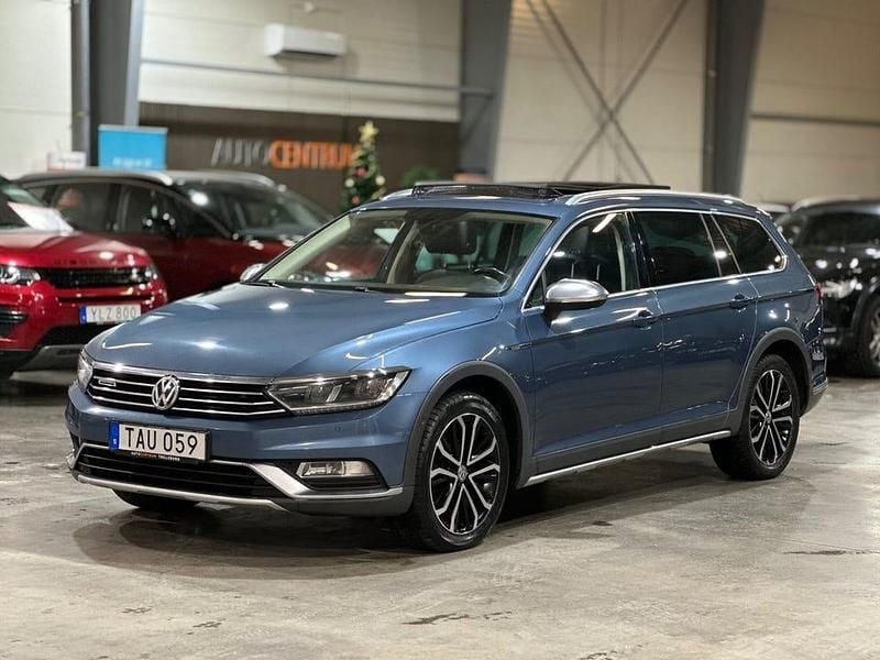 Harvard blue metallic Begagnad 2016 VW Passat Alltrack Kombi | 129 900 kr (Marknadspris) - Bild 1/4
