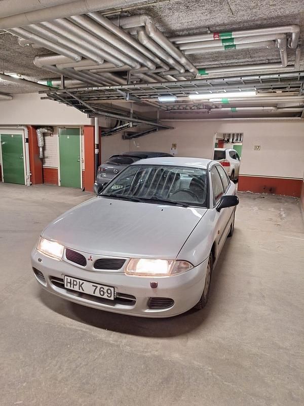 Begagnad 1998 Mitsubishi Carisma Sedan | 27 000 kr - Bild 1/4