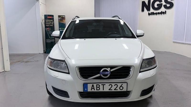 Begagnad Volvo V50 Drive Kinetic 116 HK (85 kW) 2011 Vit Kombi
