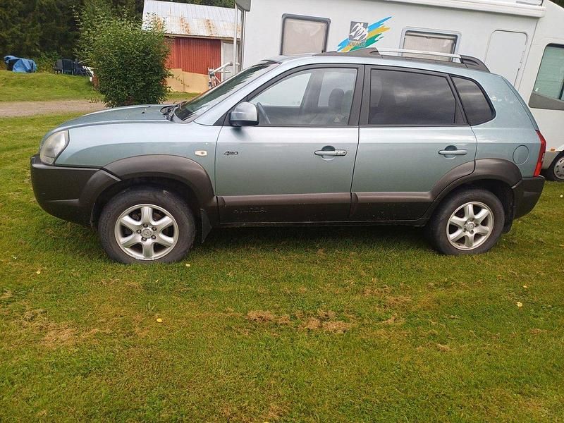 Grå Begagnad 2005 Hyundai Tucson SUV | 21 000 kr (Marknadspris) - Bild 1/4