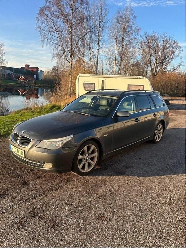 Grå Begagnad 2009 BMW 520 Kombi | 54 000 kr (Marknadspris) - Bild 1/4