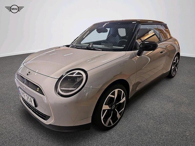 Grå Begagnad 2024 Mini Cooper SE Halvkombi | 449 900 kr - Bild 1/4