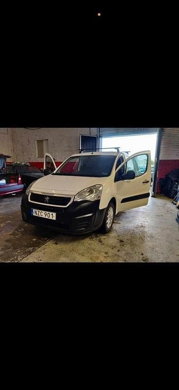 Vit Begagnad 2016 Peugeot Partner Van | 60 000 kr (Bra pris) - Bild 1/2
