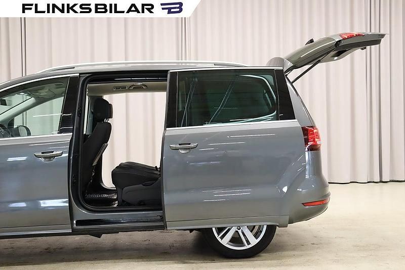 Begagnad VW Sharan 150 HK (110 kW) 2022 Mörkgrå Minibuss