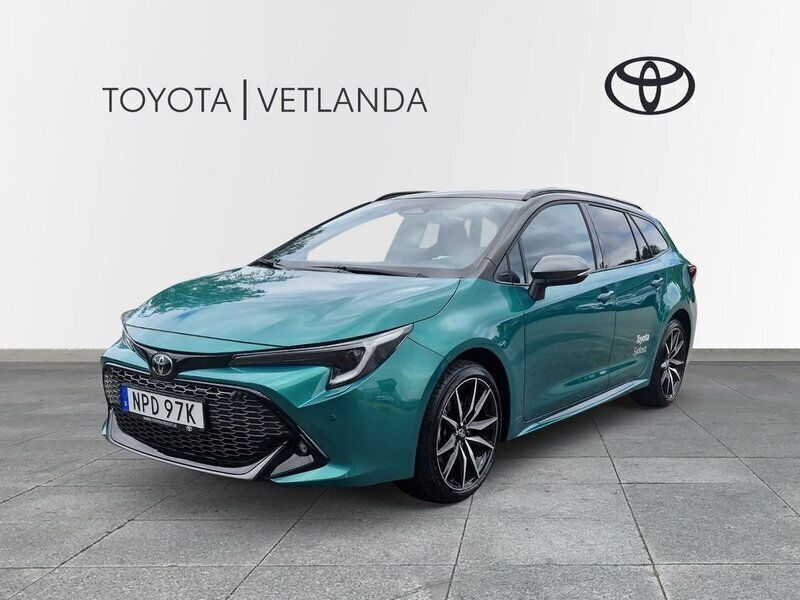 Grön (grönmetallic / svart tak) Ny 2025 Toyota Corolla Sport Kombi | 385 000 kr - Bild 1/4