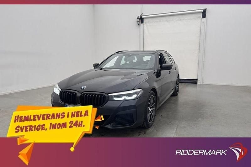 Svart Begagnad 2021 BMW 520 M Sport Kombi | 299 800 kr (Marknadspris) - Bild 1/3