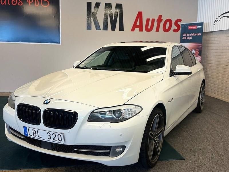 Vit Begagnad 2010 BMW 530 Sedan | 119 900 kr (Marknadspris) - Bild 1/4