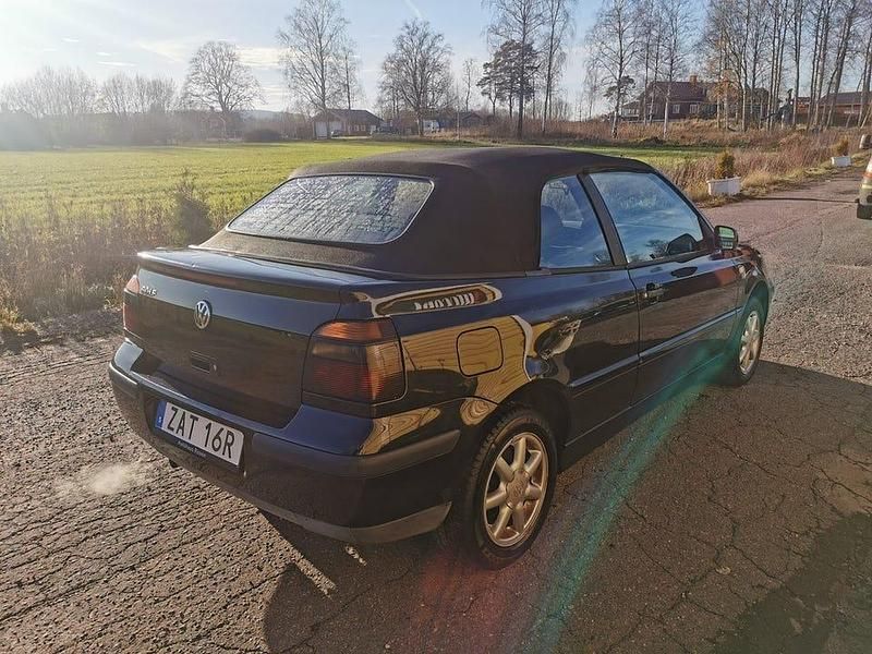 Begagnad VW Golf IV Trendline 101 HK (74 kW) 2000 Svart Cab