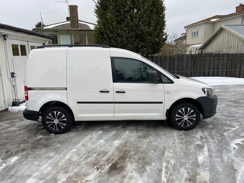 Vit Begagnad 2015 VW Caddy Minibuss | 59 900 kr (Lite dyr) - Bild 1/4