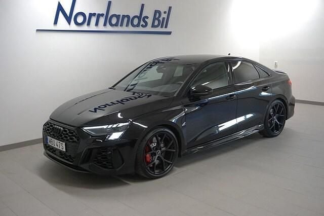 Mytsvart metallic Begagnad 2024 Audi RS3 Halvkombi | 659 900 kr (Marknadspris) - Bild 1/4