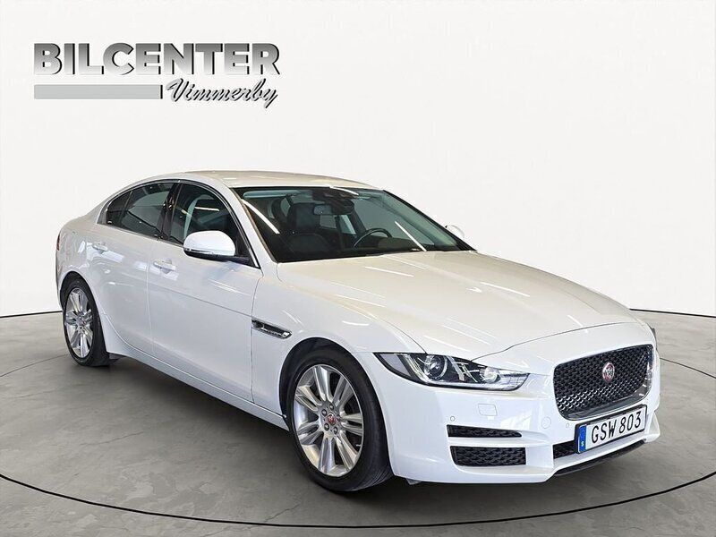 Vit Begagnad 2015 Jaguar XE Prestige Sedan | 165 000 kr (Marknadspris) - Bild 1/4