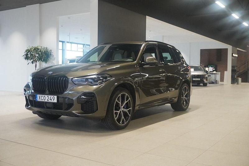 Ljusbrun Begagnad 2022 BMW X5 M Sport SUV | 659 800 kr (Marknadspris) - Bild 1/4
