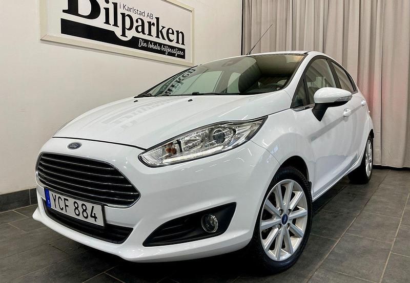 Vit Begagnad 2016 Ford Fiesta Titanium Halvkombi | 89 900 kr (Marknadspris) - Bild 1/3