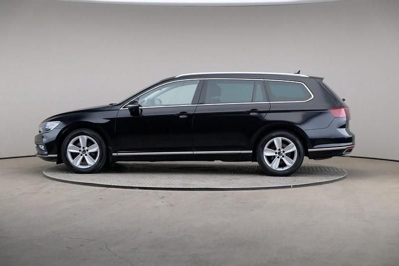 Begagnad VW Passat Executive 200 HK (147 kW) 2022 Svart Kombi