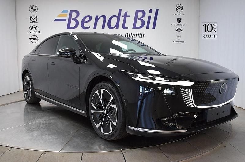 Jet black Ny 2025 Mazda 6e Takumi-Line Sedan | 449 500 kr (Marknadspris) - Bild 1/3