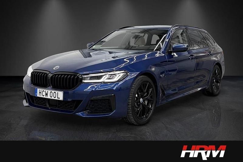 Blå Begagnad 2023 BMW 530 M Sport Kombi | 429 900 kr - Bild 1/4