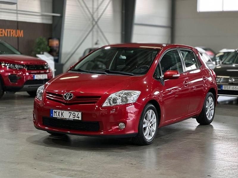 Mörkröd Begagnad 2012 Toyota Auris Plus Halvkombi | 79 900 kr (Marknadspris) - Bild 1/4