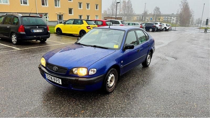Blå Begagnad 2001 Toyota Corolla Halvkombi | 6 000 kr (Superpris) - Bild 1/4