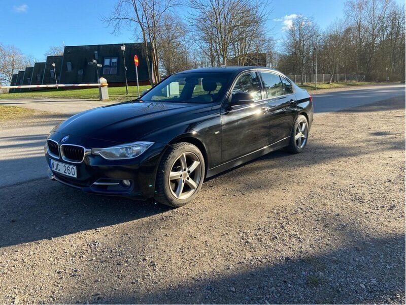 Svart Begagnad 2013 BMW 328 Sport Line Sedan | 169 000 kr - Bild 1/4