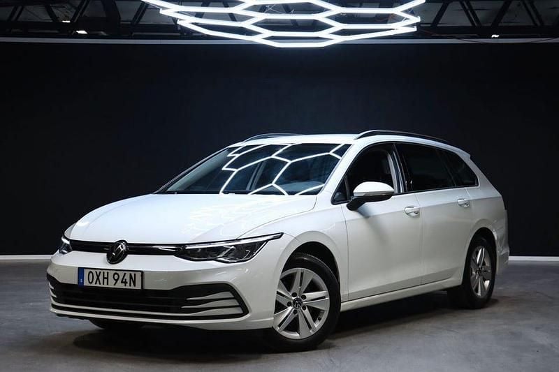 Vit Begagnad 2022 VW Golf VIII Kombi | 239 900 kr (Bra pris) - Bild 1/4