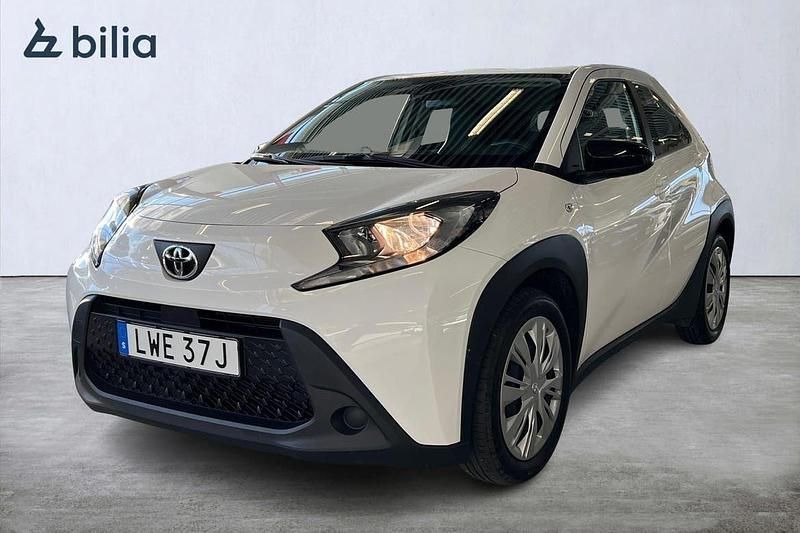 Vit Begagnad 2022 Toyota Aygo X Play SUV | 169 900 kr (Marknadspris) - Bild 1/3