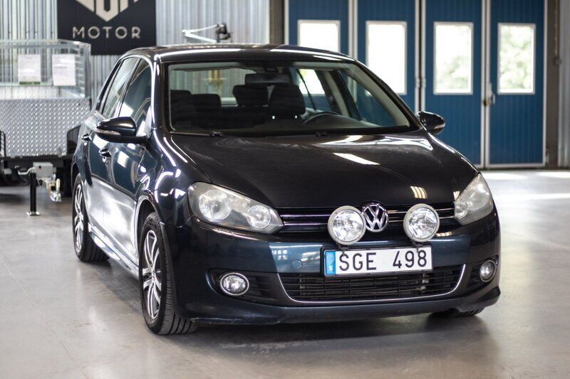 Mörkblå Begagnad 2012 VW Golf VII Halvkombi | 65 900 kr (Marknadspris) - Bild 1/4