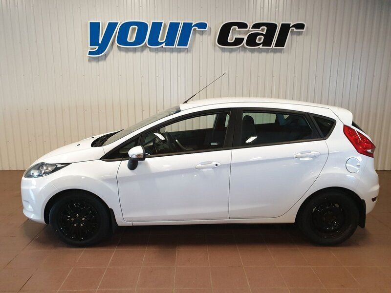 Vit Begagnad 2013 Ford Fiesta Halvkombi | 59 000 kr (Marknadspris) - Bild 1/4