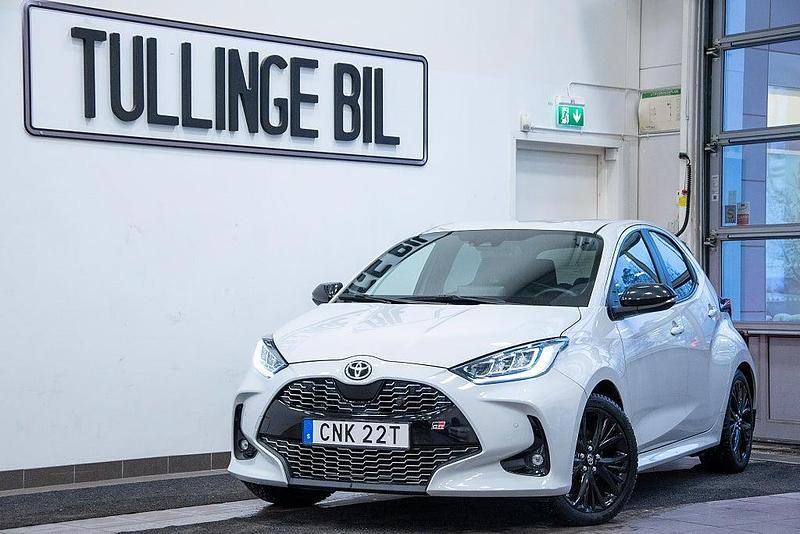 Grå Begagnad 2022 Toyota Yaris Hybrid Sport Halvkombi | 234 900 kr (Marknadspris) - Bild 1/4