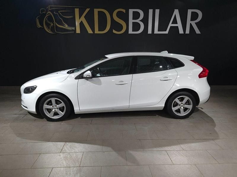 Vit Begagnad 2017 Volvo V40 Halvkombi | 145 000 kr (Marknadspris) - Bild 1/4