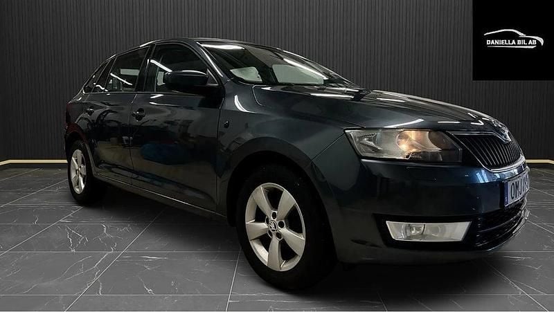 Grå Begagnad 2014 Skoda Rapid Halvkombi | 64 900 kr (Marknadspris) - Bild 1/4
