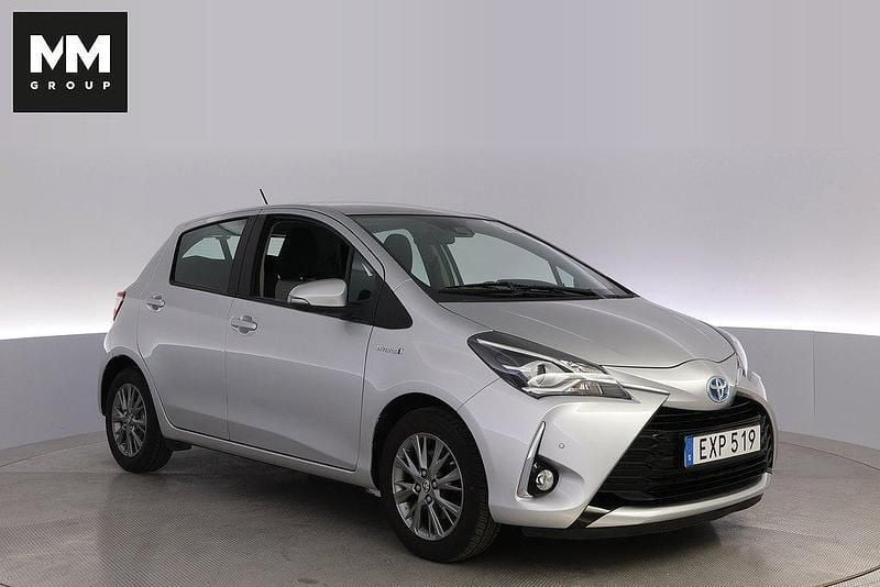 Silver Begagnad 2018 Toyota Yaris Hybrid Active Halvkombi | 139 900 kr (Marknadspris) - Bild 1/4
