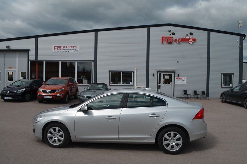 Ljusgrå Begagnad 2010 Volvo S60 Momentum Sedan | 89 900 kr (Bra pris) - Bild 1/4