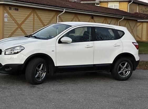 Vit Begagnad 2012 Nissan Qashqai SUV | 45 000 kr (Bra pris) - Bild 1/4