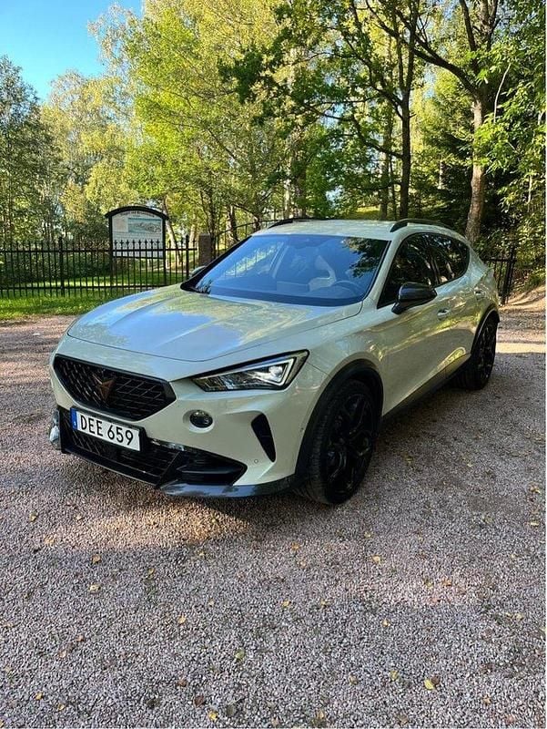 Grå Begagnad 2023 Cupra Formentor VZ SUV | 459 000 kr (Marknadspris) - Bild 1/4