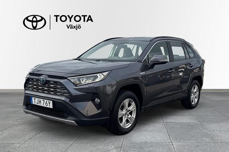 Mörkgrå (grå) Begagnad 2021 Toyota RAV4 Hybrid Active SUV | 339 000 kr (Marknadspris) - Bild 1/3