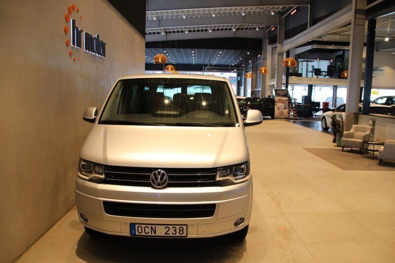 Silver Begagnad 2013 VW Caravelle S Minibuss | 284 000 kr (Lite dyr) - Bild 1/4