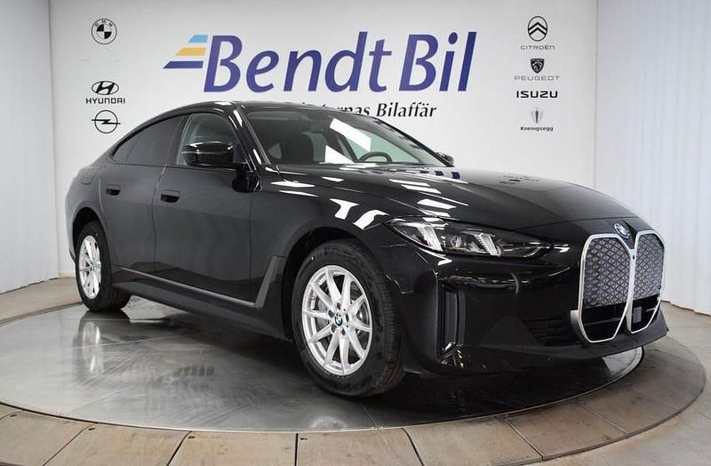 Black sapphire metallic Ny 2025 BMW i4 Shadowline Sedan | 599 500 kr (Bra pris) - Bild 1/4