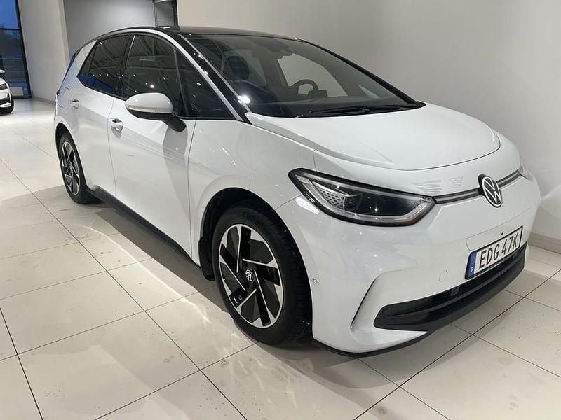 Glacier white metallic bl Begagnad 2025 VW ID.3 Pro Halvkombi | 389 900 kr (Marknadspris) - Bild 1/4