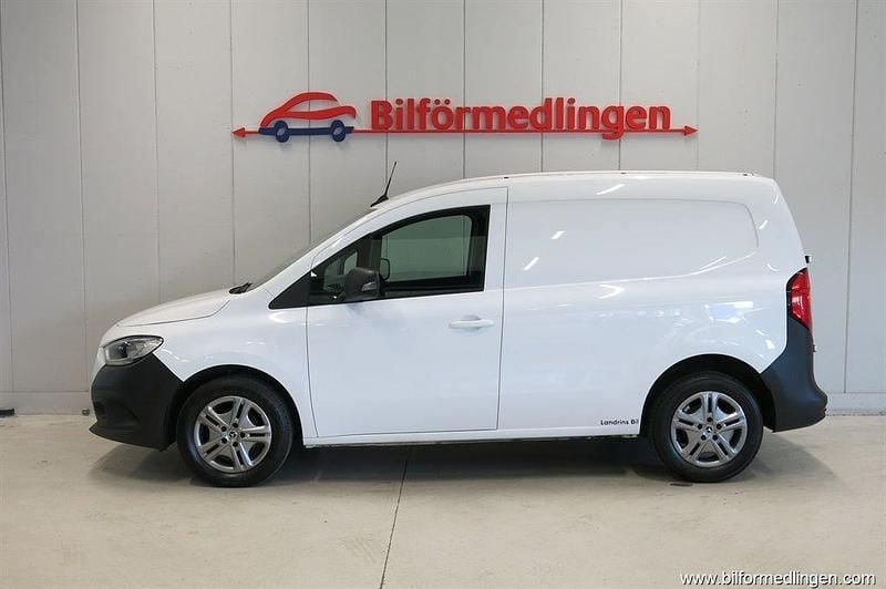 Vit svart Begagnad 2023 Mercedes Citan 110 Van | 159 900 kr (Superpris) - Bild 1/4