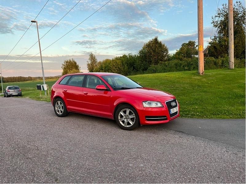 Röd Begagnad 2011 Audi A3 Sportback Attraction Halvkombi | 50 000 kr (Marknadspris) - Bild 1/4