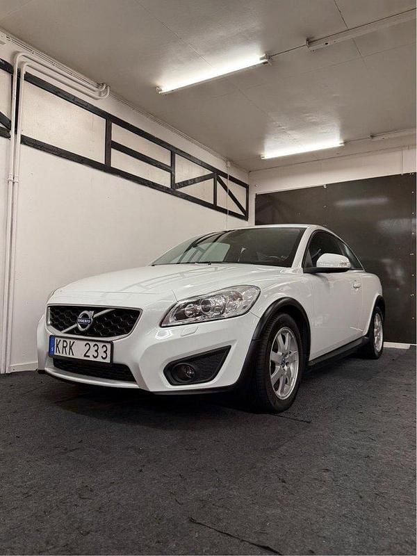 Vit Begagnad 2011 Volvo C30 Momentum Halvkombi | 64 900 kr (Marknadspris) - Bild 1/4